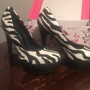 5 1/2 black and white heels